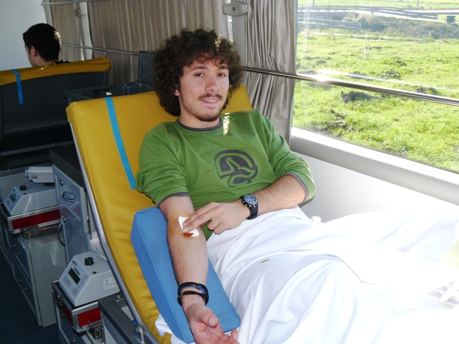 Donante en la Unidad móvil de la Asociación-Hermandad de Donantes de sangre de Cantabria